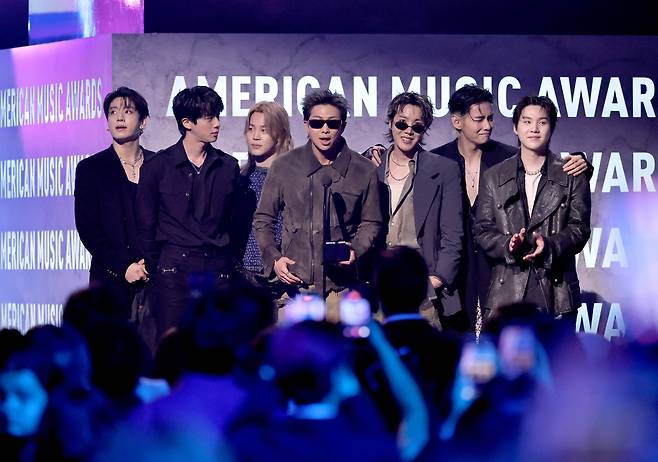 방탄소년단이 2026 아메리칸 뮤직 어워즈에서 ‘올해의 아티스트’와 ‘송 오브 더 이어’를 수상했다. [AFP/연합]