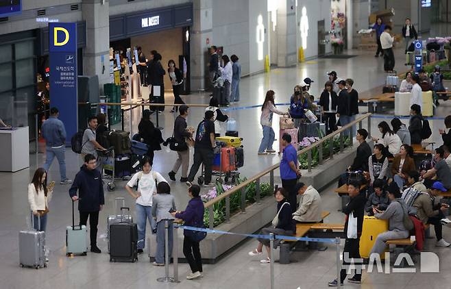 [인천공항=뉴시스] 권창회 기자 = 1일 인천국제공항 제1여객터미널 입국장에서 외국인 관광객들이 입국하고 있다.일본 최대 연휴 기간인 골든위크와 중국 노동절 연휴가 겹치며, 문체부는 중국과 일본에서 약 20만명의 관광객이 한국을 찾을것이라고 예상했다. 2026.05.01. kch0523@newsis.com