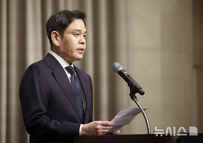 [서울=뉴시스] 정병혁 기자 = 정용진 신세계그룹 회장이 26일 서울 강남구 조선팰리스에서 열린 스타벅스 '탱크데이' 사태 관련 대국민 사과 기자회견에서 사과문을 발표하고 있다. 2026.05.26. jhope@newsis.com