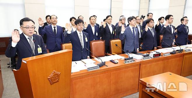 [서울=뉴시스] 김금보 기자 = 김성보 서울시장 권한대행이 26일 오전 서울 여의도 국회에서 열린 행정안전위원회 전체회의에서 증인선서를 하고 있다. 2026.05.26. kgb@newsis.com