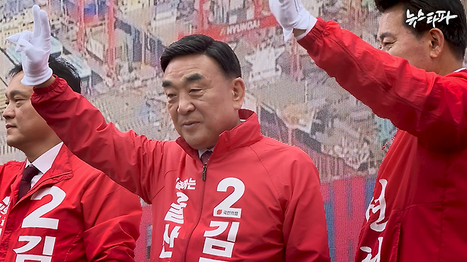 ▲국민의힘 김두겸 울산시장 후보가 2026년 5월 21일 울산 공업탑사거리에서 선거운동을 하고 있다.