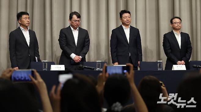 전상진 신세계그룹 경영총괄 부사장을 비롯한 임직원들이 26일 서울 강남구 조선팰리스에서 열린 스타벅스 '탱크데이' 사태 관련 대국민 사과 기자회견에서 진상조사 결과를 발표하고 있다. 박종민 기자