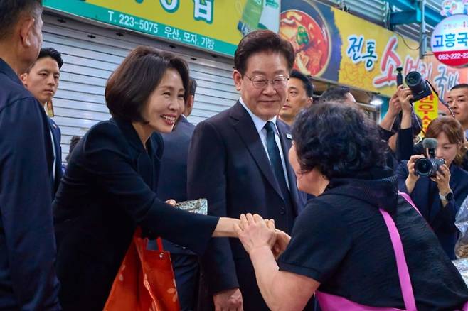이재명 대통령과 김혜경 여사가 지난 18일 광주 남광주시장에서 상인들과 대화하고 있는 모습. 청와대 제공