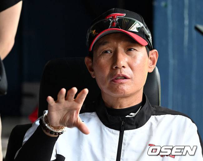 [OSEN=잠실, 이대선 기자] 24일 서울 잠실야구장에서 2026 신한 SOL KBO리그 LG 트윈스와 키움 히어로즈의 경기가 열렸다.LG는 송승기, 키움은 박준현을 선발로 내세웠다.경기에 앞서 LG 염경엽 감독이 취재진과 이야기를 나누고 있다. 2026.05.24 /sunday@osen.co.kr