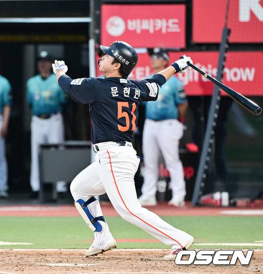 [OSEN=수원, 박준형 기자] 15일 오후 수원KT위즈파크에서 2026 신한 SOL KBO 리그 KT 위즈와 한화 이글스의 경기가 진행됐다.이날 경기에서 KT는 고영표를, 한화는 왕옌청을 선발투수로 내세웠다.4회초 1사 1루 한화 문현빈이 역전 2점 홈런을 날리고 있다.   2026.05.15 / soul1014@osen.co.kr