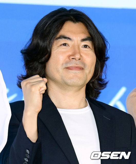 [OSEN=조은정 기자]ENA 새 월화드라마 '닥터 섬보이' 제작발표회가 26일 서울 구로구 신도림 디큐브시티 더 세인트에서 열렸다. ‘닥터 섬보이’는 모두가 기피하는 악명 높은 섬 ‘편동도’ 에 입도한 공중보건의사 도지의(이재욱 분)와 비밀 많은 간호사 육하리(신예은 분)가 그리는 메디컬 휴먼 로맨스다.이명우 감독이 포즈를 취하고 있다. 2026.05.26 /cej@osen.co.kr