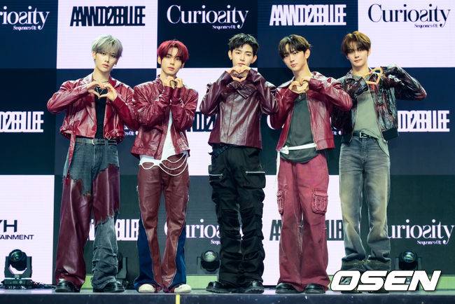 [OSEN=박준형 기자] 26일 오후 서울 블루스퀘에서 그룹 앤더블(AND2BLE) 미니 1집 ‘Sequence 01: Curiosity’ 데뷔 쇼케이스가 진행됐다.앤더블(장하오,&nbsp;유승언,&nbsp;리키,&nbsp;김규빈,&nbsp;한유진)은 YH엔터테인먼트가 약 4년 만에 선보이는 보이그룹이다.그룹 앤더블이 포즈를 취하고 있다. 2026.05.26 / soul1014@osen.co.kr
