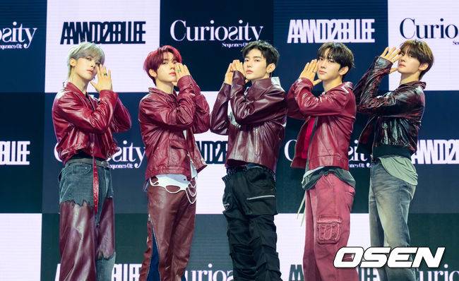 [OSEN=박준형 기자] 26일 오후 서울 블루스퀘에서 그룹 앤더블(AND2BLE) 미니 1집 ‘Sequence 01: Curiosity’ 데뷔 쇼케이스가 진행됐다.앤더블(장하오,&nbsp;유승언,&nbsp;리키,&nbsp;김규빈,&nbsp;한유진)은 YH엔터테인먼트가 약 4년 만에 선보이는 보이그룹이다.그룹 앤더블이 포즈를 취하고 있다. 2026.05.26 / soul1014@osen.co.kr