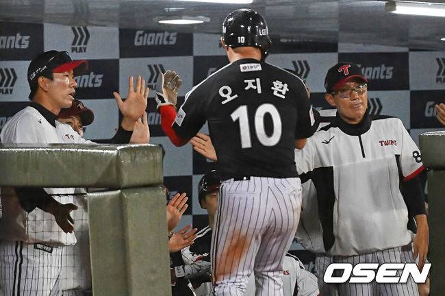 [OSEN=부산, 이석우 기자] 26일 부산 사직야구장에서 2026 신한 SOL KBO 리그 롯데 자이언츠와 LG 트윈스의 경기가 열렸다. 홈팀 롯데는 비슬리가, 방문팀 LG는 톨허스트가 선발 출전했다.LG 트윈스 오지환이 7회초 무사 1루 천성호의 좌익수 왼쪽 2루타 때 득점을 올리고 염경엽 감독과 하이파이브를 하고 있다. 2026.05.26 / foto0307@osen.co.kr