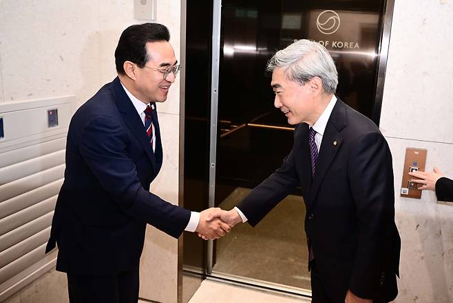 박홍근 기획예산처 장관과 신현송 한국은행 총재가 14일 서울 중구 한국은행에서 회동에 앞서 인사를 나누고 있다. 권욱 기자