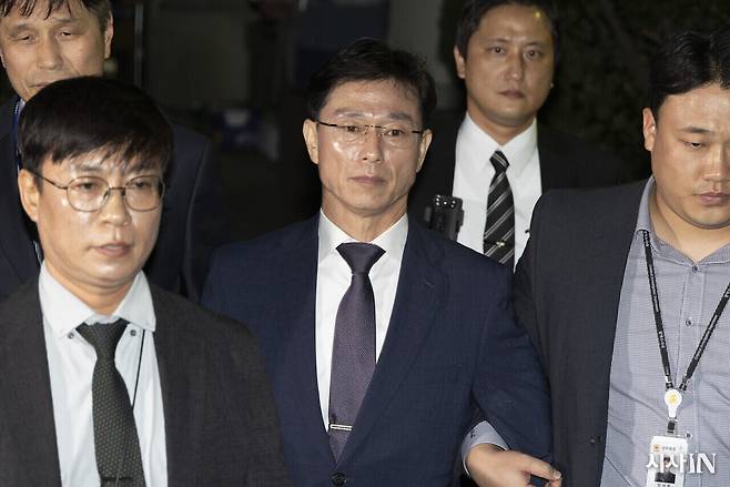 x2025년 10월20일 임성근 전 사단장이 구속 전 피의자 심문을 마친 뒤 법원을 나서고 있다.ⓒ시사IN 이명익