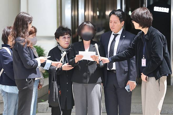 5월8일 채 상병의 어머니(가운데)가 서울중앙지법 앞에서 입장을 밝히고 있다. ⓒ연합뉴스