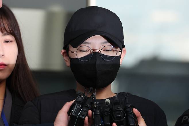 거액의 사기 행각으로 세간의 주목을 받던 전청조씨가 2023년 11월10일 오전 서울 송파경찰서에서 검찰로 압송되며 취재진의 질문을 받고 있다. ⓒ 연합뉴스
