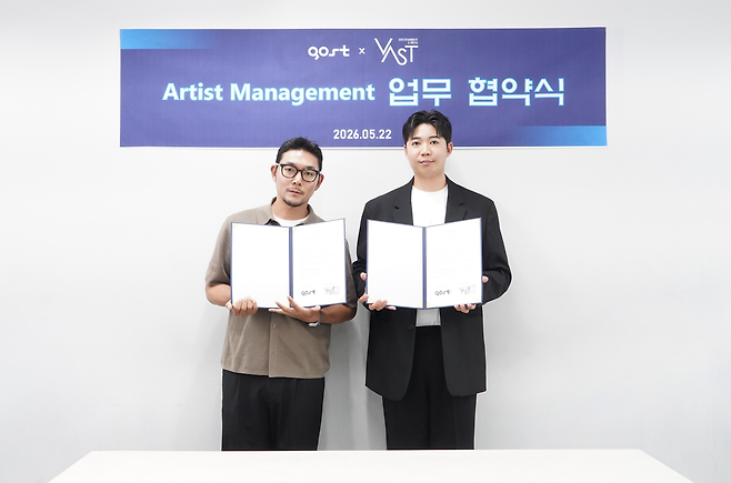 고스트에이전시 한완희 대표(왼쪽)와 VAST엔터테인먼트 홍준영 본부장이 전략적 업무 협약을 체결하고 포즈를 취하고 있다.
