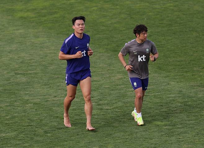 26일 미국 유타주 헤리먼에 위치한 자이언스뱅크 트레이닝센터에서 축구 국가대표팀 오현규가 맨발로 훈련을 하고 있다. 연합뉴스