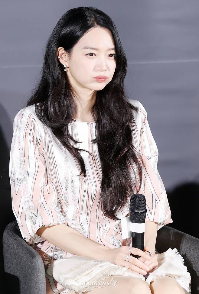 배우 신민아가 26일 서울 용산구 CGV아이파크몰에서 진행된 영화 '눈동자' 제작보고회에 참석해 질의응답을 하고 있다. /2026.05.26 /사진=김휘선 hwijpg@