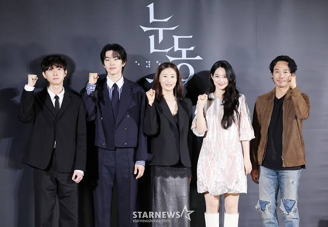 염지호 감독, 배우 이승룡, 김영아, 신민아, 김남희가 26일 서울 용산구 CGV아이파크몰에서 진행된 영화 '눈동자' 제작보고회에 참석해 포즈를 취하고 있다. /2026.05.26 /사진=김휘선 hwijpg@