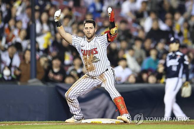 오스틴 ‘3루타’ (서울=연합뉴스) 윤동진 기자 = 7일 잠실야구장에서 열린 2026 KBO 리그 두산 베어스 대 LG 트윈스 경기. 8회 말 무사 때 LG 오스틴이 3루타를 친 후 기뻐하고 있다. 2026.5.7 mon@yna.co.kr