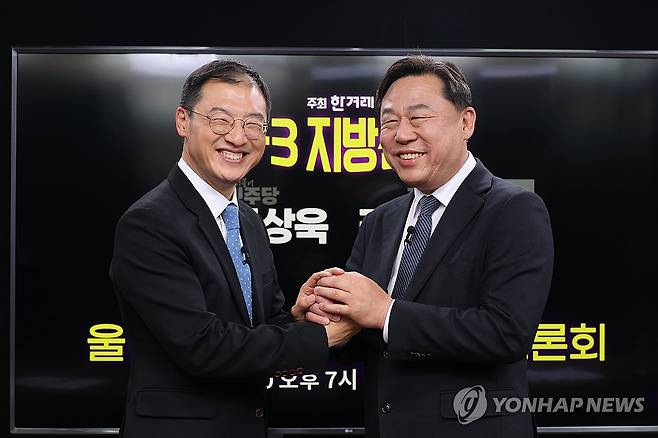 손 맞잡은 김상욱·김종훈 울산시장 후보 (서울=연합뉴스) 6·3 지방선거 울산시장 후보 단일화에 합의한 더불어민주당 김상욱 후보(왼쪽)와 진보당 김종훈 후보가 지난 20일 서울 마포구 한겨레 신문사에서 열린 단일화 토론회에서 손을 맞잡고 있다. 2026.5.20 [국회사진기자단] hkmpooh@yna.co.kr