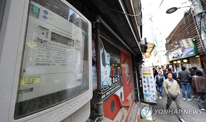 서울 시내의 건물 외벽에 설치된 전기계량기 모습. [연합뉴스 자료사진]