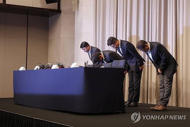 스타벅스 '탱크데이' 논란 사과하는 신세계 임원진 (서울=연합뉴스) 서대연 기자 = 정용진 신세계그룹 회장이 스타벅스의 '탱크데이' 논란에 대해 직접 사과한 26일 서울 강남구 조선팰리스 호텔에서 신세계그룹 임원들이 진상조사 결과를 발표한 뒤 고개 숙여 사과하고 있다.
    왼쪽부터 신세계그룹 이규봉 경영지원총괄 전무, 전상진 경영총괄 부사장, 김수완 대외협력본부장 부사장, 양종환 감사팀장 상무. 2026.5.26 dwise@yna.co.kr