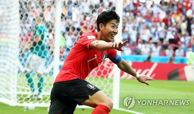 자카르타-팔렘방 AG '한 달 앞으로' (서울=연합뉴스) 2018 자카르타-팔렘방 아시안게임이 한 달 앞으로 다가왔다. 
    대한민국 선수단은 금메달 65개, 은메달 71개, 동메달 72개 등 총 208개의 메달을 획득해 1998년 방콕 대회 이래 6회 연속 종합 2위를 수성하겠다는 목표를 세웠다.
    이번 아시안게임에는 남과 북이 여자 농구, 카누 드래곤보트, 조정 등 3개 종목에서 단일팀을 구성하기로 합의함에 따라 여자 농구 3명, 카누 16명, 조정 7명 등 26명의 북한 선수도 단일팀 '코리아'(COR)의 이름으로 함께 뛴다. 
    사진은 지난달 27일 러시아 카잔 아레나에서 열린 2018 러시아 월드컵 F조 조별리그 3차전 한국과 독일의 경기에서 손흥민이 골을 넣고 환호하는 모습. 2018.7.17 [연합뉴스 자료사진] photo@yna.co.kr