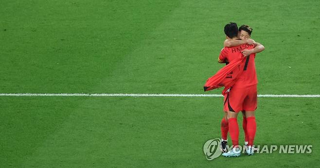 역전골 넣는 황희찬 (알라이얀=연합뉴스) 김주성 기자 = 3일 오전(한국시간) 카타르 알라이얀의 에듀케이션 시티 스타디움에서 열린 2022 카타르 월드컵 조별리그 H조 3차전 대한민국과 포르투갈 경기. 황희찬이 역전골을 넣고 손흥민과 기뻐하고 있다. 2022.12.3 utzza@yna.co.kr