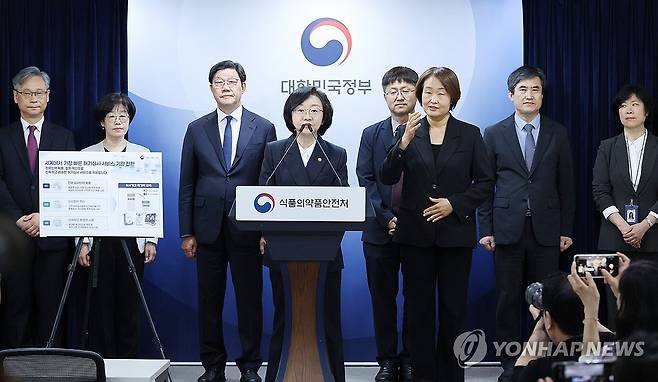 신약 등 허가심사 240일로 단축 (서울=연합뉴스) 안정원 기자 = 오유경 식품의약품안전처장이 26일 오후 서울 종로구 정부서울청사에서 의료제품 허가심사 혁신 방안을 발표하고 있다.
    정부는 6월1일부터 신약, 바이오시밀러, 신기술 의료기기를 빠르게 사용하도록 허가심사 기간을 세계에서 가장 빠른 240일로 단축하는 등의 허가심사 혁신 방안을 시행한다. 2026.5.26 jeong@yna.co.kr