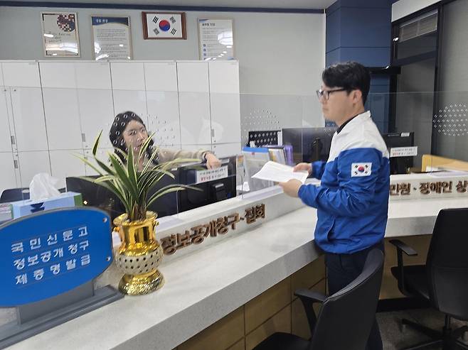 김기현 의원 고발장 제출하는 더불어민주당 울산시당 [민주당 울산시당 제공. 재판매 및 DB 금지]