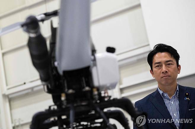 드론 앞의 고이즈미 일본 방위상 [AFP=연합뉴스 자료사진. 재판매 및 DB금지]