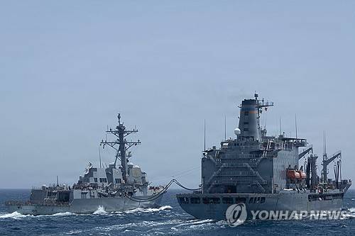지난 4월 27일(현지시간) 알레이버크급 미사일유도함 USS 마이클 머피(DDG 112)가 함대 급유선 USNS 헨리 J. 카이저(T-AO-187)로부터 해상에서 물자 공급 받는 모습을 미 해군이 5월 2일 공개했다. [미 해군·NAVCENT PUBLIC AFFAIRS·AFP=연합뉴스 자료사진. 재판매 및 DB 금지]