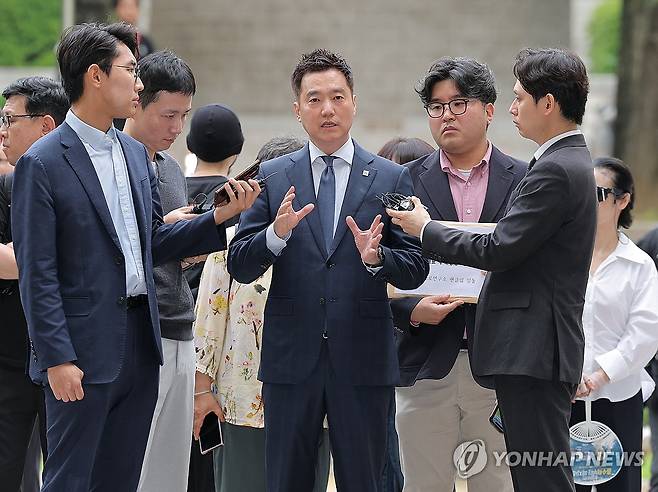 영장실질심사 출석하는 김세의 가세연 대표 (서울=연합뉴스) 류영석 기자 = 고(故) 김새론의 사망 원인이 배우 김수현의 채무 압박 때문이라는 등 허위 사실을 유포한 혐의를 받는 김세의 가로세로연구소 대표가 26일 서초구 서울중앙지방법원에서 열린 구속 전 피의자 심문(영장실질심사)에 출석하고 있다. 2026.5.26 ondol@yna.co.kr