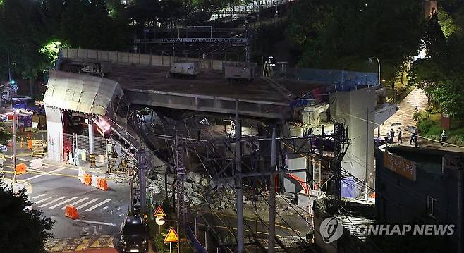서소문 고가 붕괴, 지연되는 야간 철거작업 (서울=연합뉴스) 최재구 기자 = 26일 붕괴 사고가 발생한 서울 서대문구 서소문 고가차도 철거 현장에 조명이 밝혀져 있다. 2026.5.26 jjaeck9@yna.co.kr