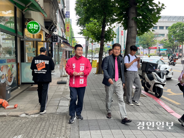 19일 오전 무소속 김현태 계양구을 국회의원 후보와 한국사 강사 출신 보수 유튜버 전한길씨가 계양구 계산동 계양구청 인근에서 주민들을 만났다. 2026.5.19 /송윤지기자 ssong@kyeongin.com