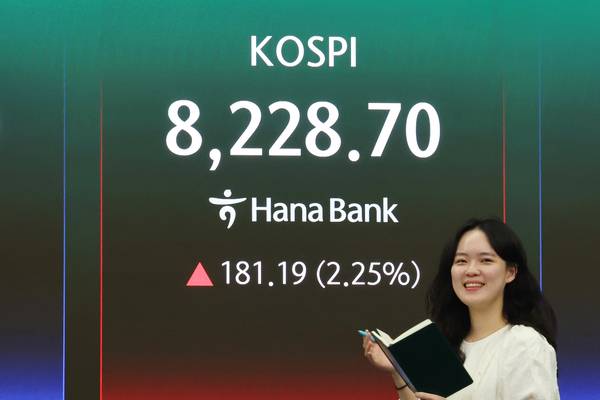 27일 서울 중구 하나은행 본점 딜링룸 현황판에 코스피가 표시돼 있다. 2026.5.27 /연합뉴스