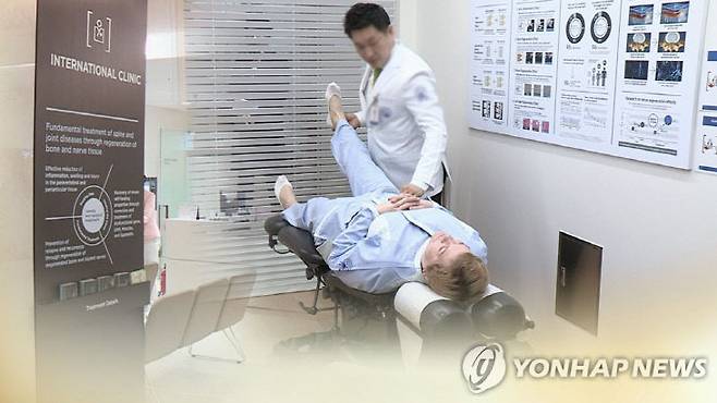 치료받는 외국인. (사진= 연합뉴스)