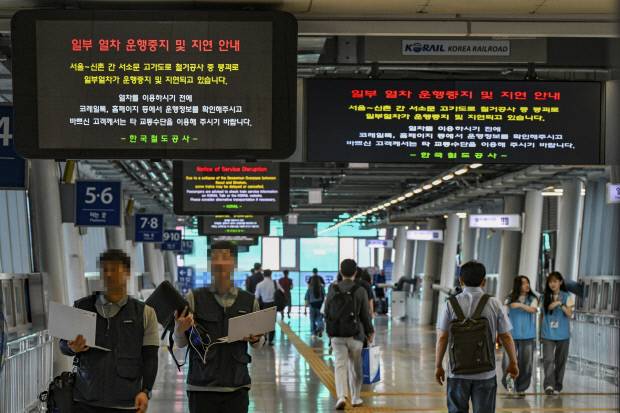 27일 오후 광주시 광산구 광주송정역 개찰구와 대합실 곳곳에 서울 서소문 고가도로 붕괴 사고로 인한 열차 운행 중지 및 지연 안내 알림이 켜져 있다. 코레일은 바쁜 승객들에게 타 교통수단 이용을 권고하며 코레일톡과 홈페이지를 통해 운행 정보를 확인할 것을 당부했다.  /김진수 기자 jeans@kwangju.co.kr