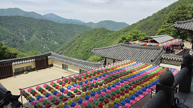 사리암 산신각에서 내려다 본 풍경.