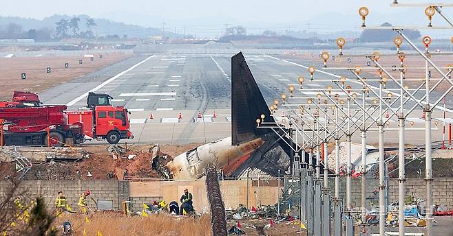 [무안=뉴시스] 김선웅 기자 = 30일 전남 무안국제공항 활주로에 전날 발생한 제주항공 참사 여객기의 잔해와 동체 착륙의 흔적이 남아 있다. 2024.12.30. mangusta@newsis.com