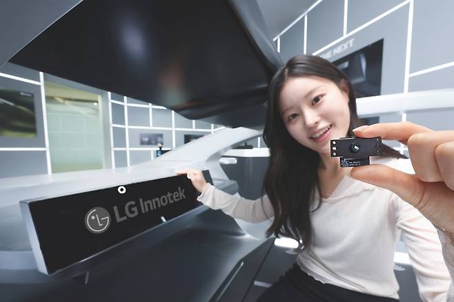 LG이노텍 직원이 차세대 언더 디스플레이 카메라 모듈을 소개하고 있다. / 사진=LG이노텍