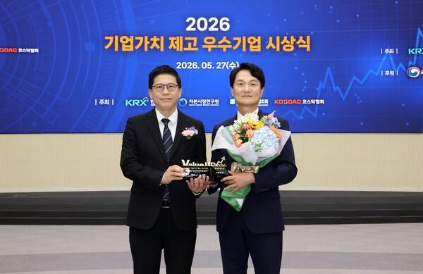 키움증권 엄주성 대표이사(오른쪽)가 27일 여의도 한국거래소 홍보관에서 열린 '2026 기업가치 제고 우수기업 시상식'에서 경제부총리상을 수상하고 강기룡 재정경제부 차관보와 기념촬영을 하고 있다. [출처=한국거래소]