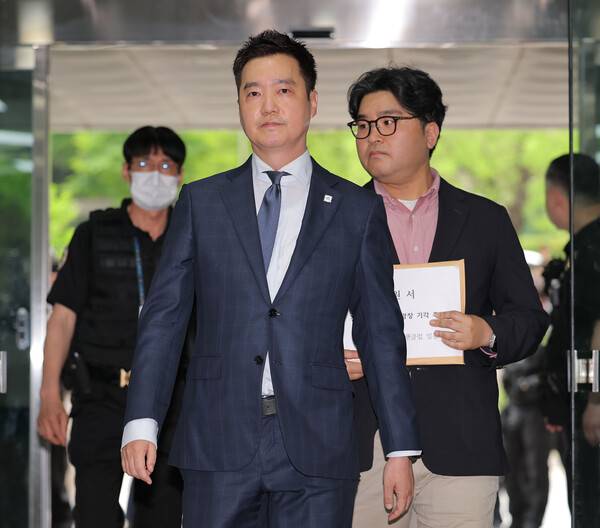 고(故) 김새론의 사망 원인이 배우 김수현의 채무 압박 때문이라는 등 허위 사실을 유포한 혐의를 받는 김세의 가로세로연구소 대표가 26일 서초구 서울중앙지방법원에서 열린 구속 전 피의자 심문(영장실질심사)에 출석하고 있다. 2026.5.26. 연합뉴스
