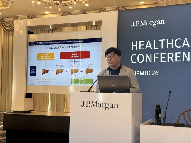 이슬기 디앤디파마텍 대표가 올 1월 미국 샌프란시스코에서 열린 JP모건 헬스케어 컨퍼런스에서 'DD01'을 소개하고 있다. (사진=이데일리 DB)