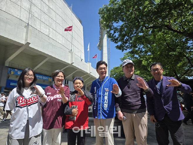 정원오(왼쪽 네번째) 더불어민주당 서울시장 후보가 5일 서울 송파구 잠실야구장에서 김인식(왼쪽 다섯 번째) 전 야구 국가대표팀 감독, 박동희(왼쪽 여섯번째) 스포츠전문기자, 시민들과 기념사진을 촬영하고 있다. (사진=이혜라 기자)