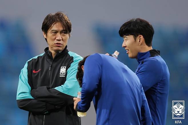 축구대표팀 홍명보(왼쪽) 감독과 주장 손흥민이 지난해 김포솔터축구장에서 진행된 훈련 중 대화나누며 웃고 있다. 사진 | 대한축구협회