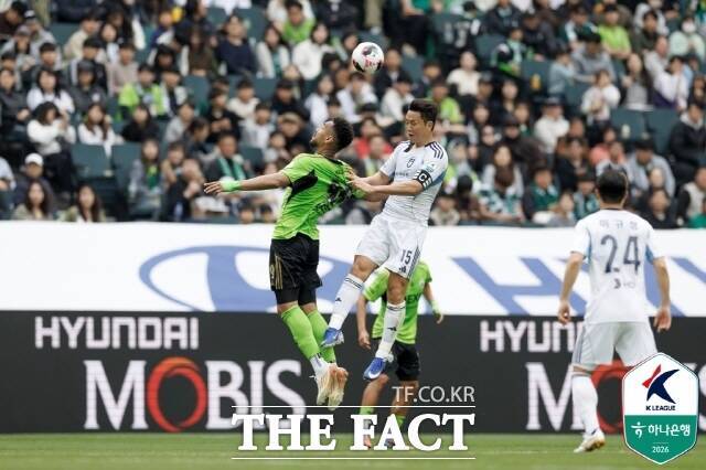 지난 4월4일 전주월드컵경기장에서 열린 '현대가더비' 전북현대-울산HD전에서 전북 모따(왼쪽)와 울산 정승현(가운데)이 공중볼 경합을 벌이고 있다./전주=K리그