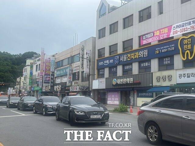 26일 충남 공주시 산성동 일대 도로에 차량들이 늘어서 있는 모습. 장날을 맞은 도심 곳곳에는 공주·부여·청양 보궐선거를 앞둔 지역 민심이 교차하는 분위기가 감지됐다./공주=김시형 기자