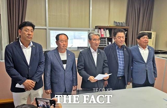 국민의힘 충남도당 소속 논산 지역 광역·기초의원들이 27일 기자회견을 열고 있다. /김형중 기자