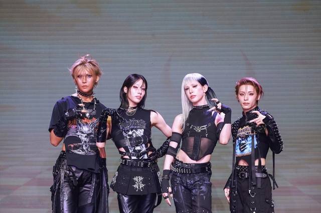 엑스러브가 27일 미니 2집 'I,God' 발표 쇼케이스를 개최하고 "항상 과감한 스타일링을 보여드렸지만 아직 반도 안 왔다. 이 앨범으로 우리의 50%를 꺼낼 수 있었다"고 밝혔다. 왼쪽부터 현 루이 우무티 하루. /알비더블유(RBW), WM엔터테인먼트, 257엔터테인먼트