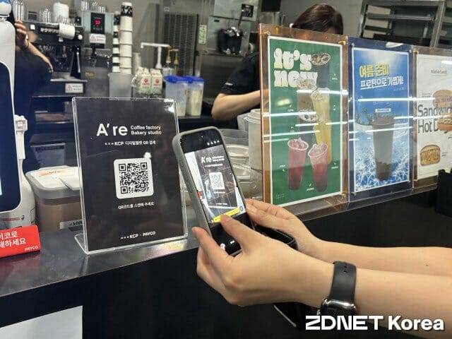NHN KCP는 임직원을 대상으로 원화 스테이블코인 결제 실증에 나섰다. 사진은 결제 테스트 모습.